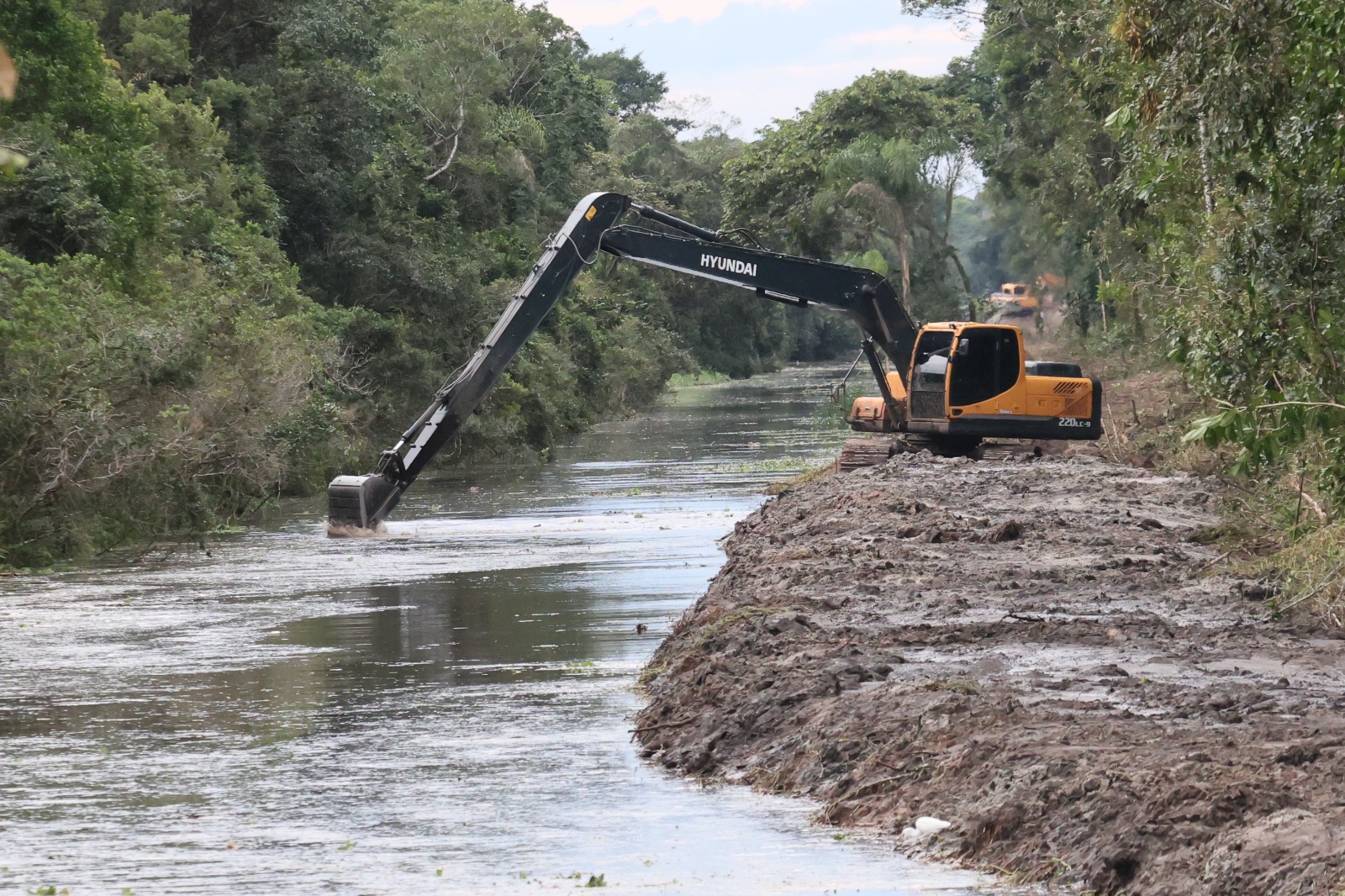 Canal Pery Pontal do Paraná: Limpeza e Desassoreamento Avançam Após 20 Anos