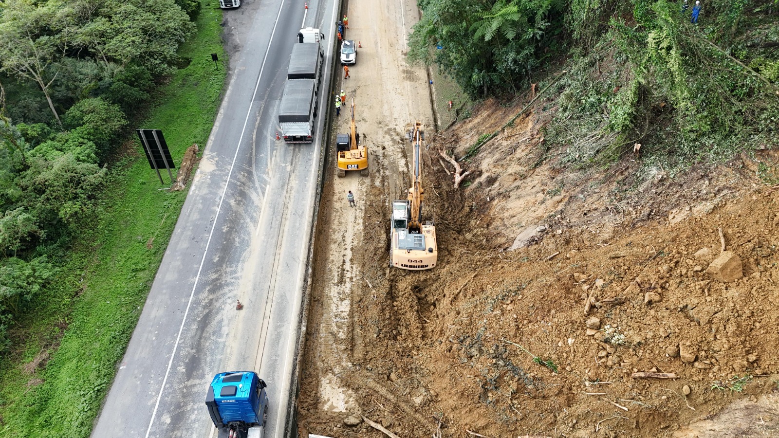 EPR Litoral Pioneiro remove mais de 2 mil m³ de material da BR-277 em menos de 24 horas