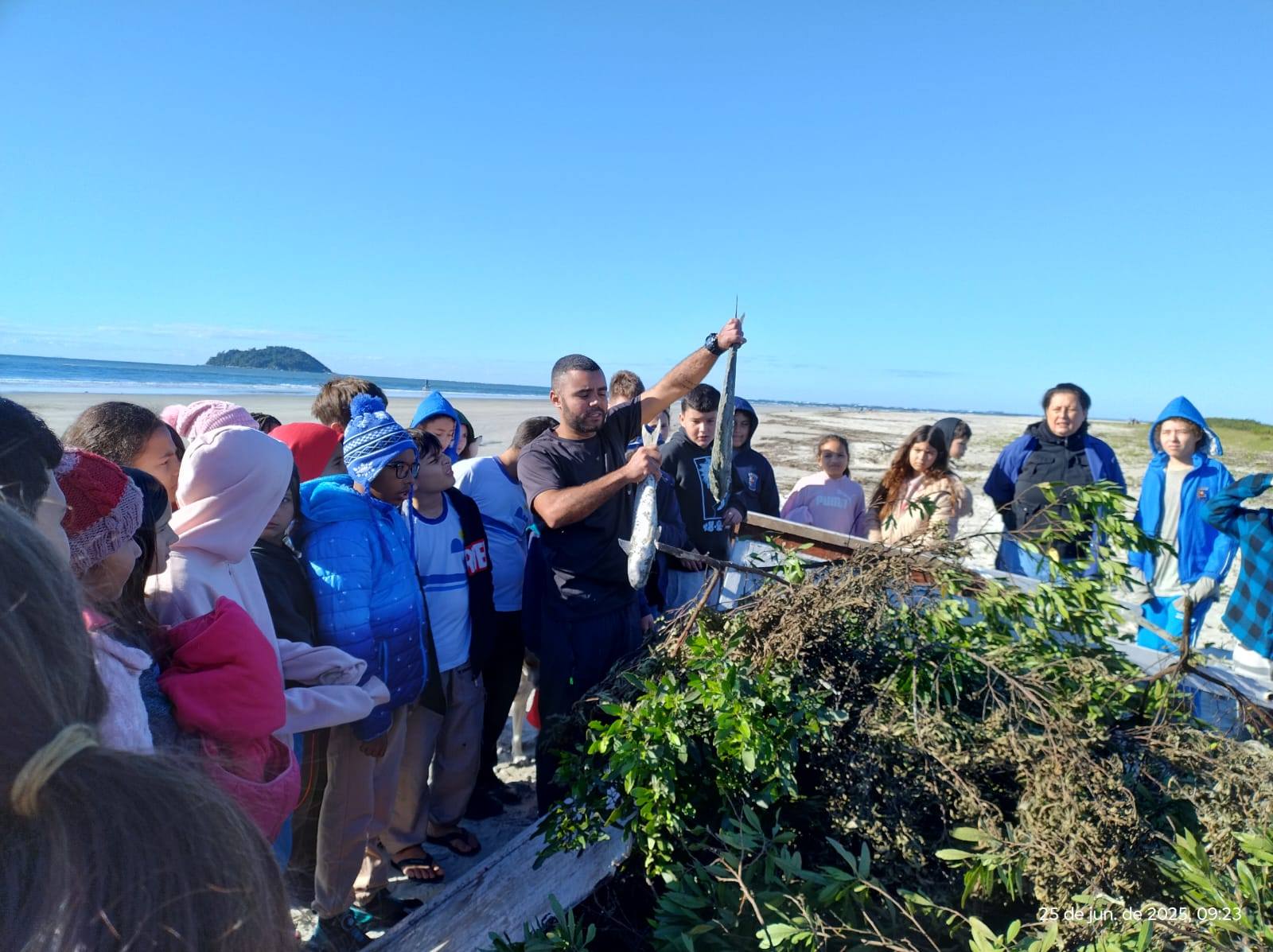 Alunos da Escola Benvinda vivenciam o tradicional lanço da tainha em Pontal do Sul
