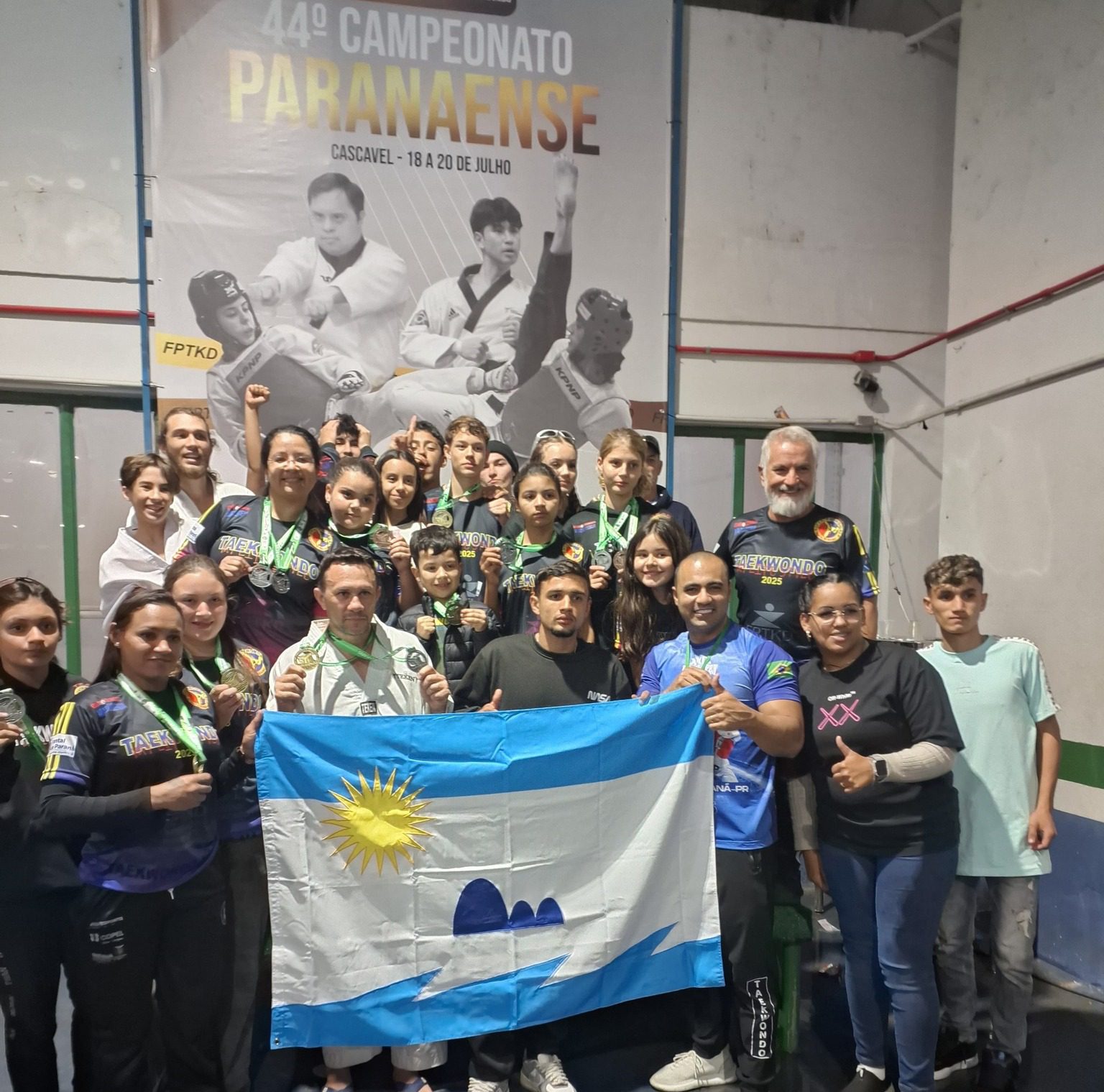 Atletas de Pontal do Paraná Brilham no Campeonato Paranaense de Taekwondo com Chuva de Medalhas!