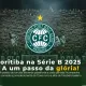 Coritiba acesso Série A: Imagem da torcida e logo do clube celebrando