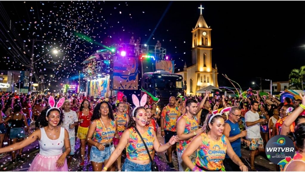Turistas e moradores fantasiados se divertindo no Carnaval de rua de Pontal do Paraná, com a igreja ao fundo.