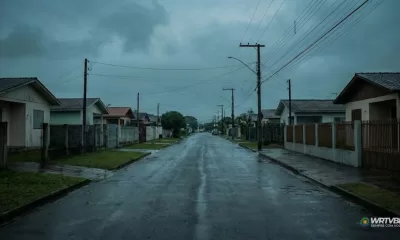 Rua residencial em Pontal do Paraná em dia nublado, ilustrando a matéria sobre o IPTU 2026.