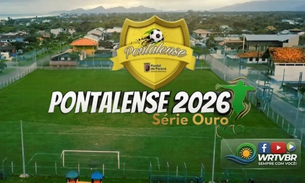 Vista aérea do Campo Edinal Tavares com o logotipo oficial do campeonato Pontalense 2026 Série Ouro e a marca da WRTVBr em Pontal do Paraná.