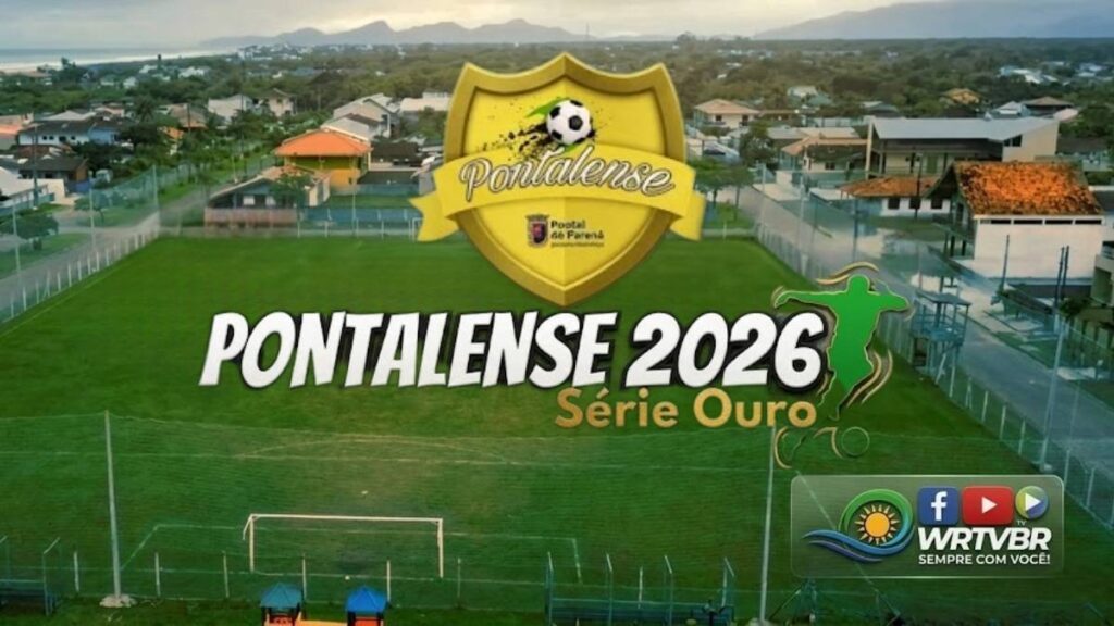 Vista aérea do Campo Edinal Tavares com o logotipo oficial do campeonato Pontalense 2026 Série Ouro e a marca da WRTVBr em Pontal do Paraná.