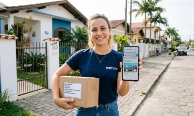 Pessoa verificando o novo código postal pelo celular em Pontal do Paraná.