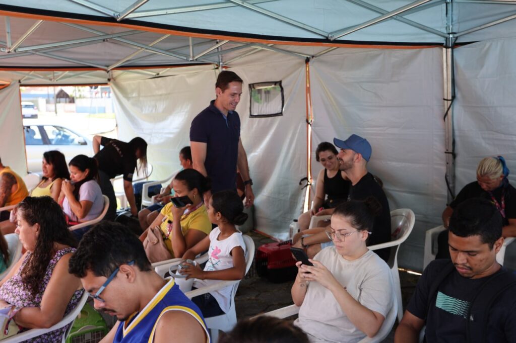 Prefeito de Pontal do Paraná, Rudão Gimenes, acompanhando moradores e seus animais de estimação durante o mutirão de castração gratuita no bairro Shangri-lá.